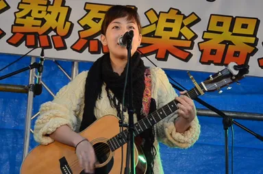 グランプリ受賞曲を歌うLaco