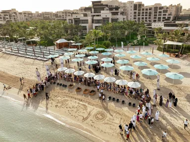 ジュメイラ・アル・ナシームを背景にしたドバイ・タートル・リハビリテーション・プロジェクトイベント風景