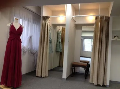 2つのフィッティングルームで、母娘、お友達、お母様同士での試着が可能