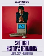 SPOTLIGHT　HISTORY & TECHNOLOGY (C)Julien's Auctions／コンピューターと写るジョブスの写真クレジット：Library of Congress, Prints & Photographs Division, photograph by Bernard Gotfryd