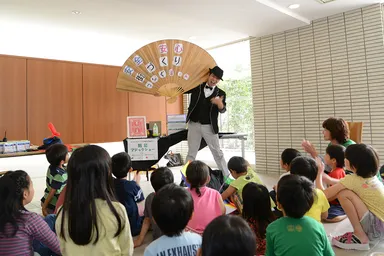 防犯マジックショーは子どもたちに大人気