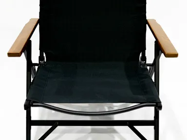 座部と背部が生地で繋がっている