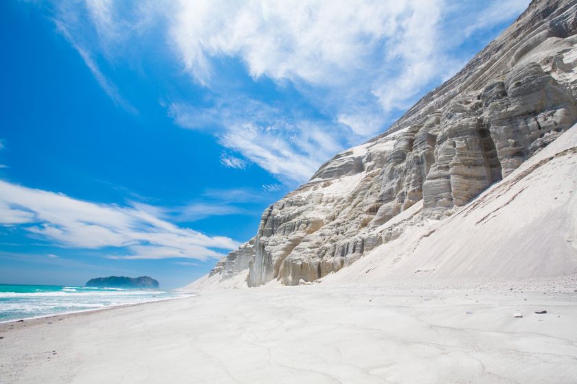 新島初となる食の体験型キャンペーン開催！
新島とイタリアのコラボレーション
AMORE! 新島
～コーガ石が導いた新島食材と巡る南イタリアへの旅～