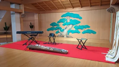 会場の能舞台：箏の前で舞妓さんが舞います