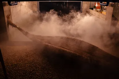 雲海の中に浮かぶ葦船は幻想的