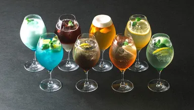 8色のカクテルは月相と月相色をイメージ。後列左端の青色のドリンクは「新月の日本酒カクテル」