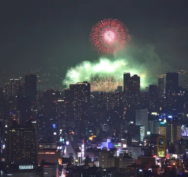 ハルカス３００（展望台）から見る「なにわ淀川花火大会」（過去開催の様子）
