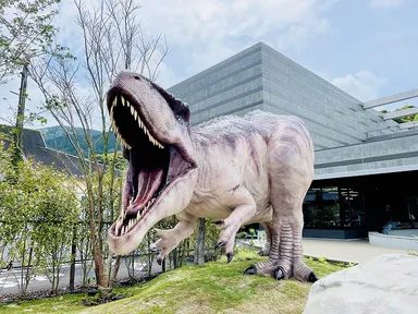 近くには巨大恐竜モニュメント！