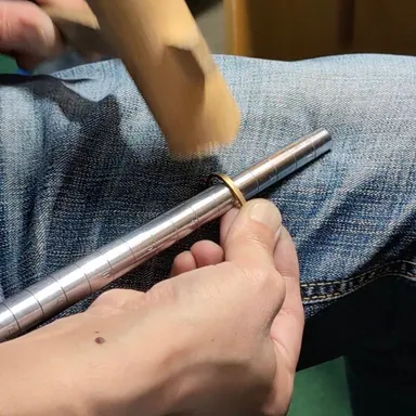 地金を丸めていきます