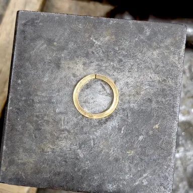 丸くなったらつなぎ目をくっつけ、真円を作っていきます