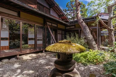 草の庭_庭からの古民家