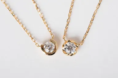 左：「オルフェ」ネックレス　右：「ラウラ」ネックレス