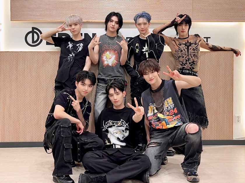 【MUSIC ON! TV（エムオン!）】
“Stray Kidsのいとこ”
今年1月にデビューした話題の7人組ボーイズグループ
ALL(H)OURS
カムバックを記念した初の冠番組
エムオン!で2ヶ月連続オンエア！
＜#1＞は7/29(月)夜10時～放送！