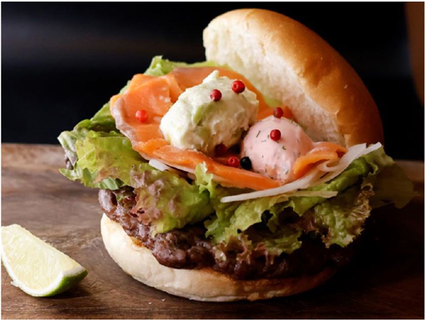 神戸のビアホールが本気でつくる
“クラフトビーフバーガー”第2弾！
【スモークサーモン＆アボカドクリーム
クラフトバーガー】7月17日より提供開始