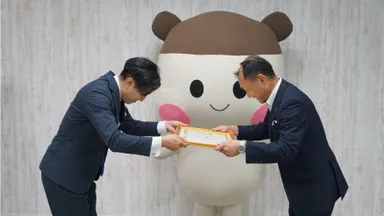 大東建託パートナーズ株式会社への贈呈の様子