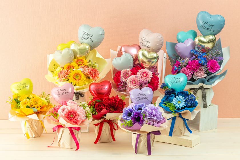 “推し活”を花で華やかに彩る！
バルーン付きバースデーフラワー「そのまま飾れる推し色ブーケ」
日比谷花壇オンラインショップで7月18日（木）に発売。