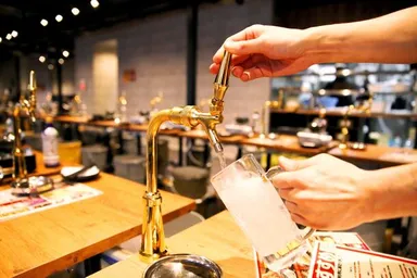 食べ飲み放題に加え、卓上サワー完備で2,500円という異常な価格設定