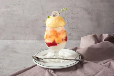 まるごと白桃と杏仁豆腐のパフェ