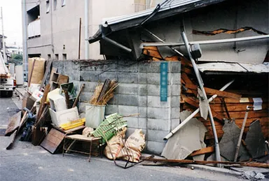 震災で家の倒壊を支えたブロック塀