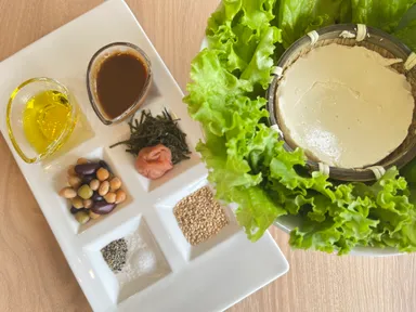 新メニュー　自家製豆腐を使った「オーガニックトーフビーガンサラダ」。数種類の薬味で食感・味の変化をお楽しみください(1,650円税込)