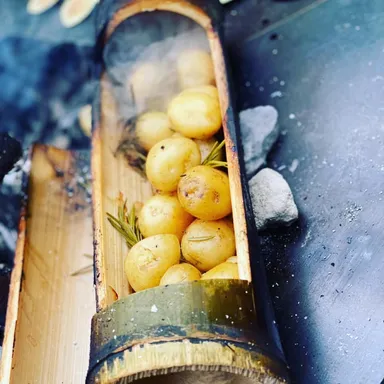 伐採した竹で調理したジャガイモ