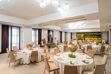 開放的な空間の「DEPARTURE」