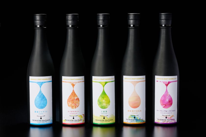 茶文化発祥の地・大阪堺の老舗茶舗「つぼ市製茶本舗」が、
茶鑑定士厳選の「一番茶」のみを発酵させた
プレミアムなノンアルコール飲料
「Japanese Craft Kombucha」を新発売