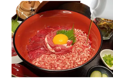 醤油を大トロ馬肉にかけて食す