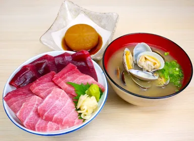 特上まぐろ三色丼　2,580円(税込)