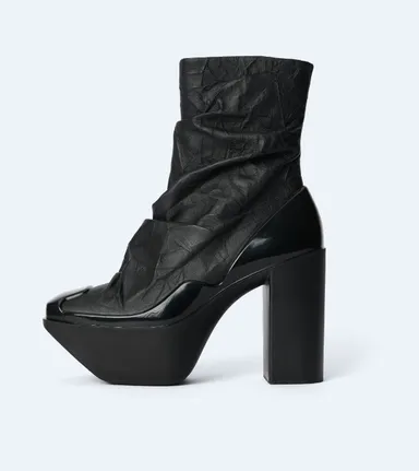 ハイヒール＋分厚いプラットフォームのバランスが取れたハイブリッドプラットフォームブーツ 税込価格216,700円