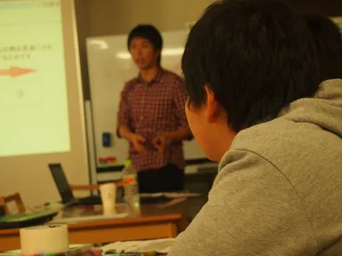 真剣なまなざしで見つめる参加者