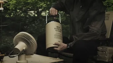 両手持ち仕様／好きな角度で止まるから注ぎやすい