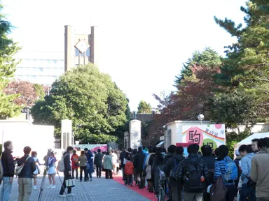 『駒場祭』正門