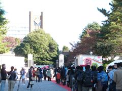『駒場祭』正門