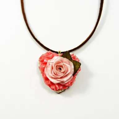  “紙”で作られたワンちゃん用ローズ・ジュエリー