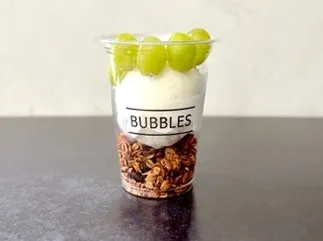 ＜JUICE STAND BUBBLES＞マスカットとミルクジェラート（自家製グラノーラ添え）