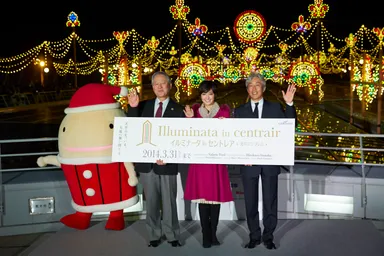 剛力さん、今岡氏、代表取締役社長 川上、フーの4ショット