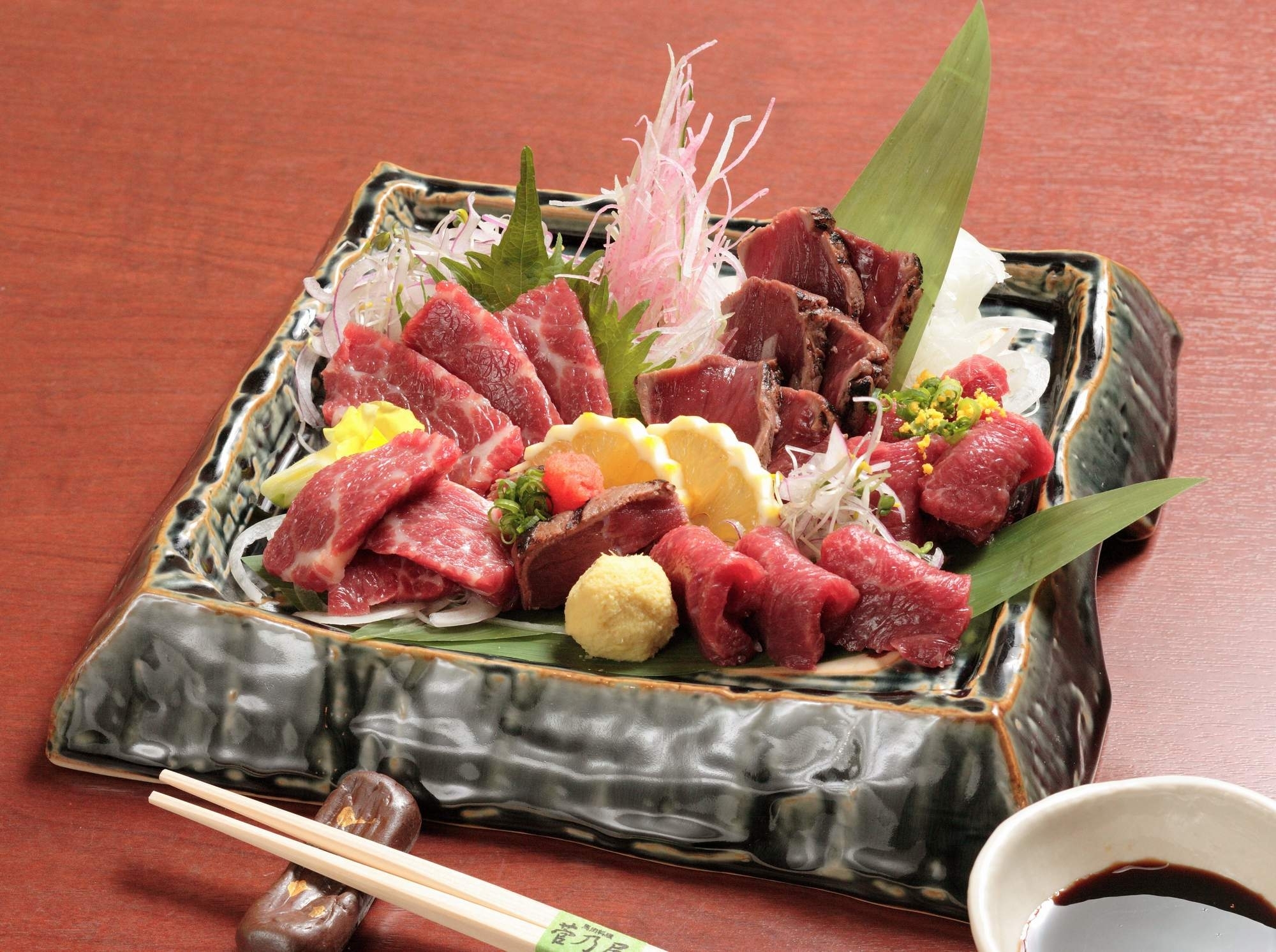 生肉のままで食べられる“熊本馬刺し”が人気上昇中！お歳暮シーズン、菅乃屋の「馬刺しセット」が販売好調｜株式会社菅乃屋ミートのプレスリリース