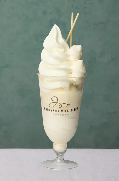 【円山牛乳販売店】「別海町Wソフトクリームの白いパフェ」