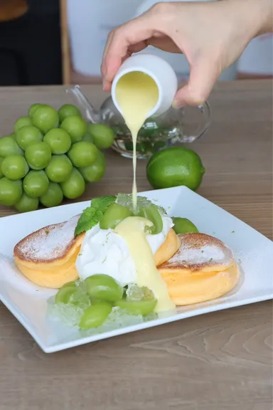 期間限定の『大粒シャインマスカットの贅沢パンケーキ』3