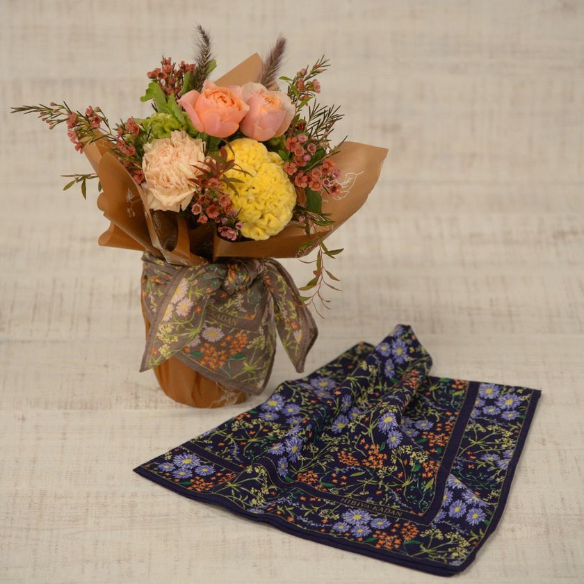 敬老の日向けフラワーギフト
日比谷花壇のデザイナーが描いた花柄ハンカチと花束のセット
「オータムフラワーシュシュフルール」
9月10日（火）から日比谷花壇の店頭限定で販売開始