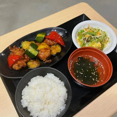 地産地消食堂アカギメシ　彩り野菜と赤城鶏の酢鶏定食 1,050円(税込)