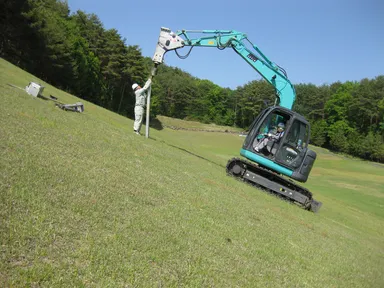 傾斜地でも施工可能