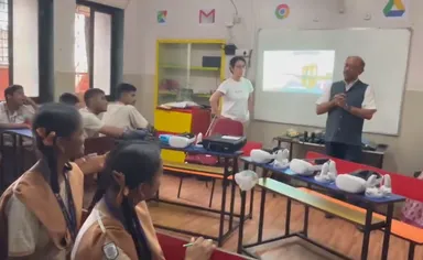 話を熱心に聞く学生たち