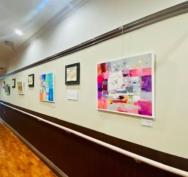 ご入居様が毎日通る廊下がギャラリー