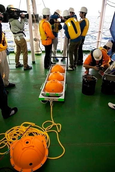 海中に投入される機体