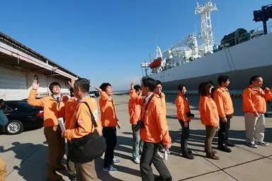 実験の成功を喜ぶメンバー