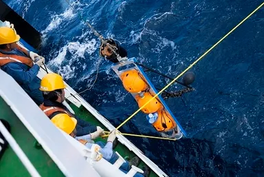 機体を海中に投入する様子