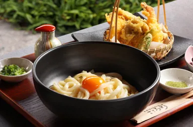 古民家で本格讃岐うどんを提供