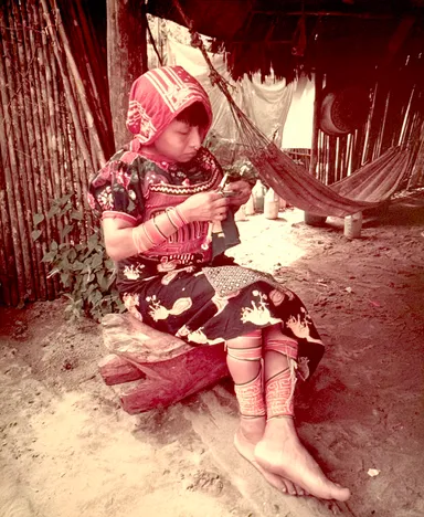 1974年モラを作っているクナ族の女性　photo by Kosei Tsuji